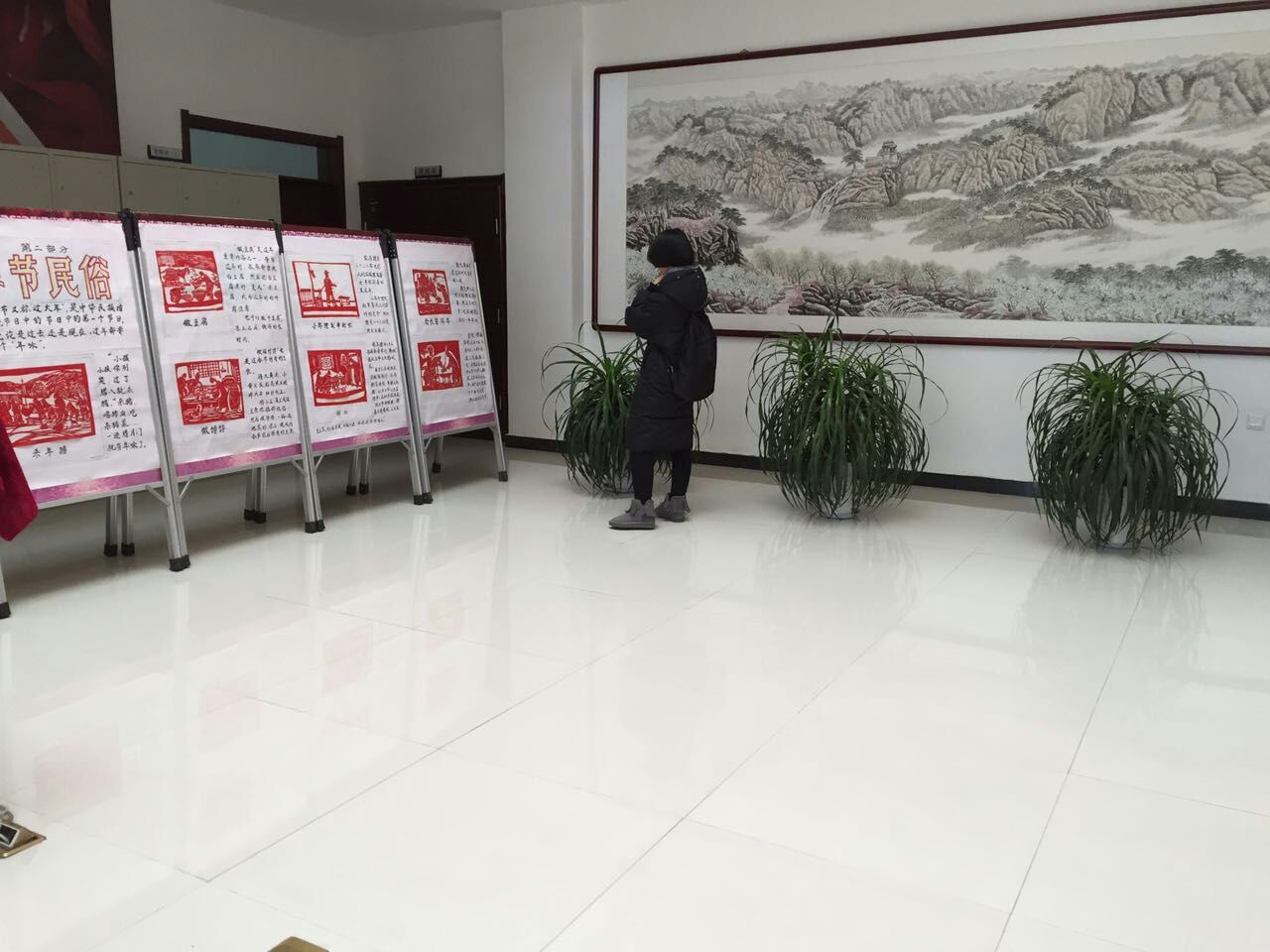 “春节民俗剪纸展”在北镇市图书馆展出.jpg
